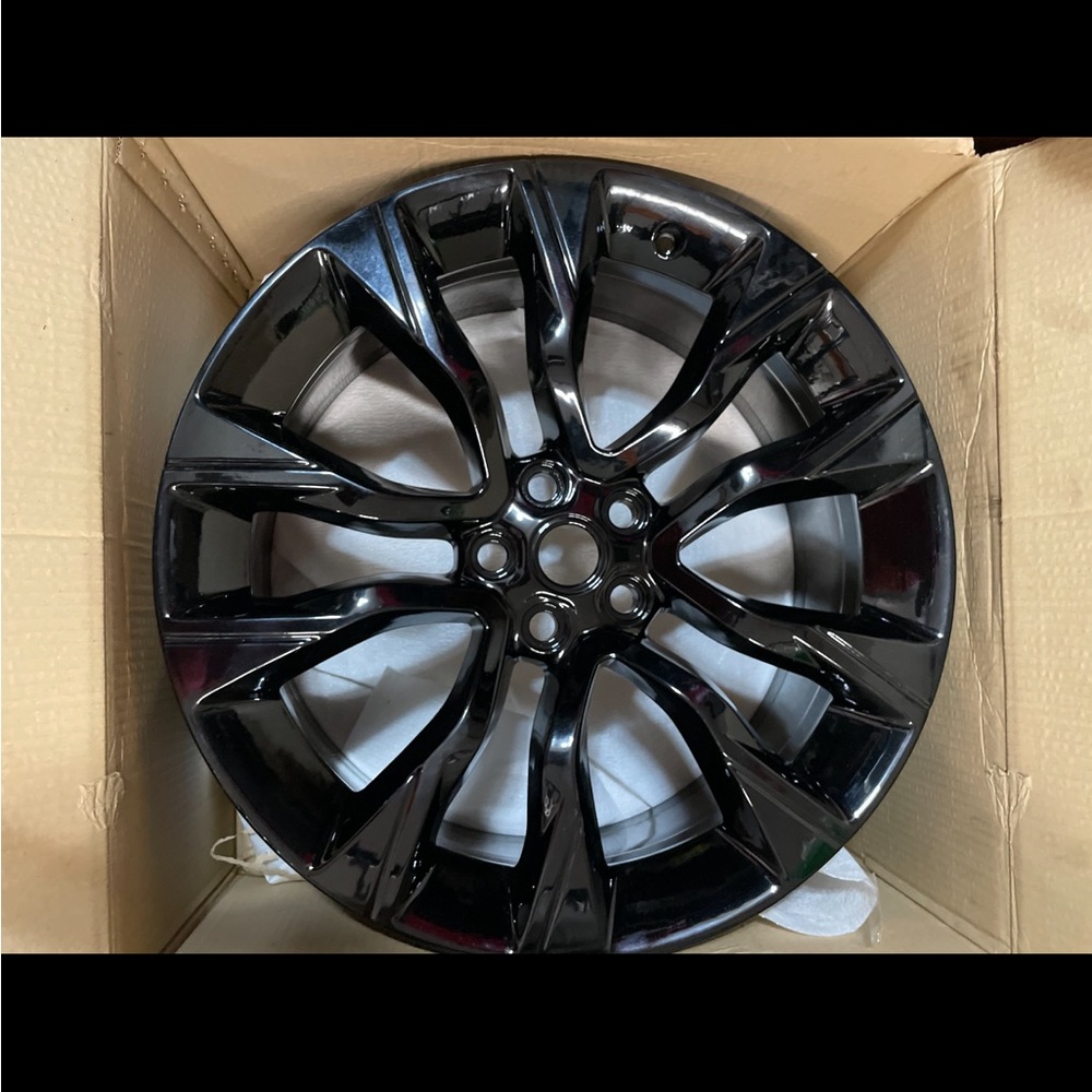 22 inch rims that were on a 2020 Range Rover sport